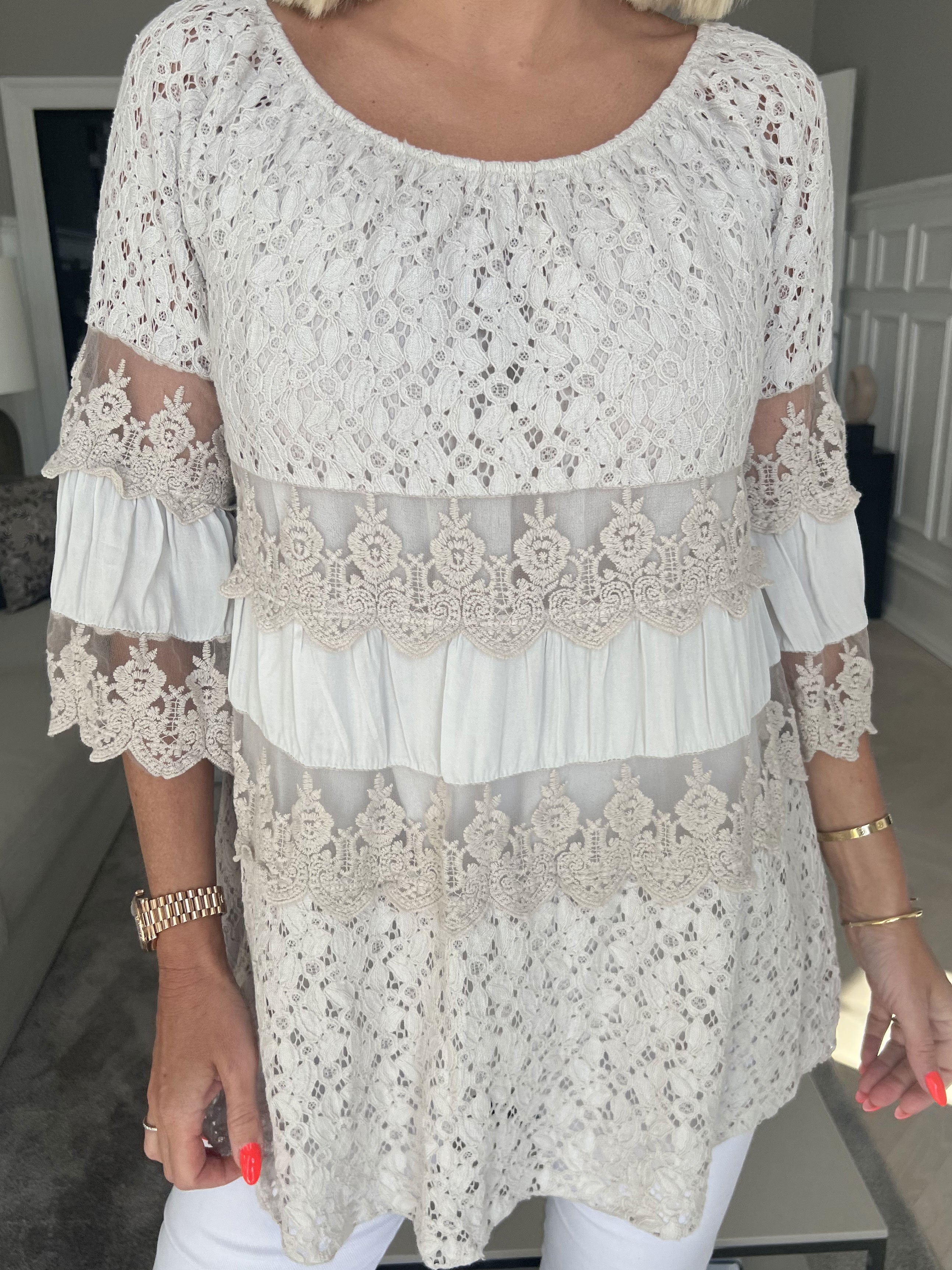 Ofelia - Sød blonde tunika med elastik i udskæringen